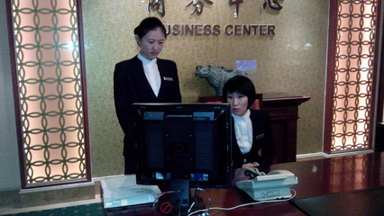 我院实习生在上海国际会议中心东方滨江大酒店接受培训剪影-酒店管理系